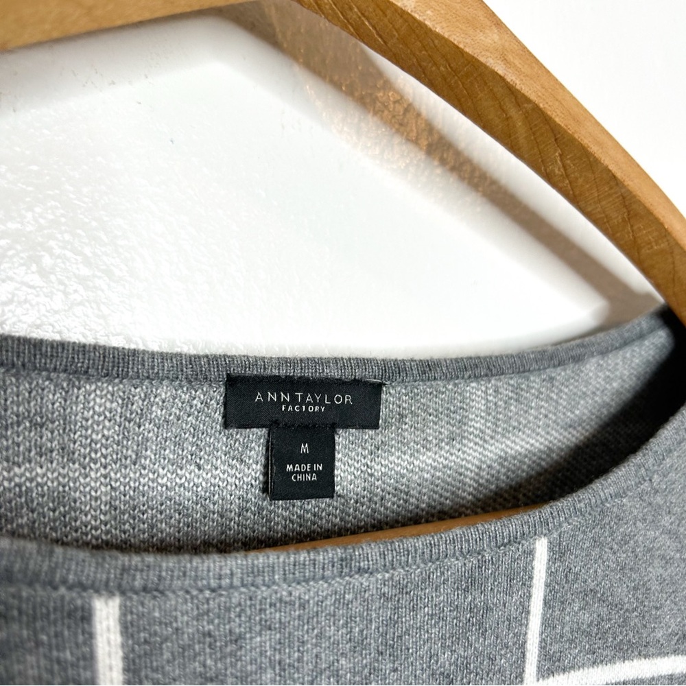Ann Taylor Neutral‎ Grey Plaid Check Knit Sweater Top Medium M - Picture 4 of 7